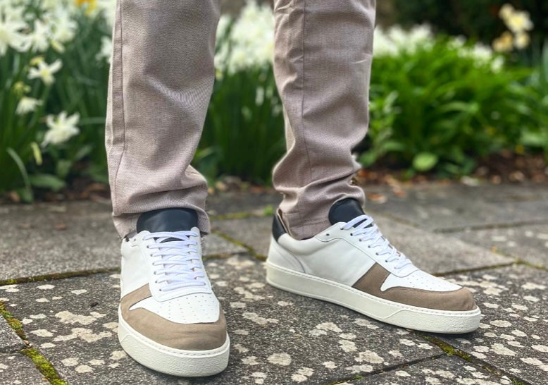 Hennis shoes „Progress“ Made in Germany in Weiß mit braunen Applikationen.