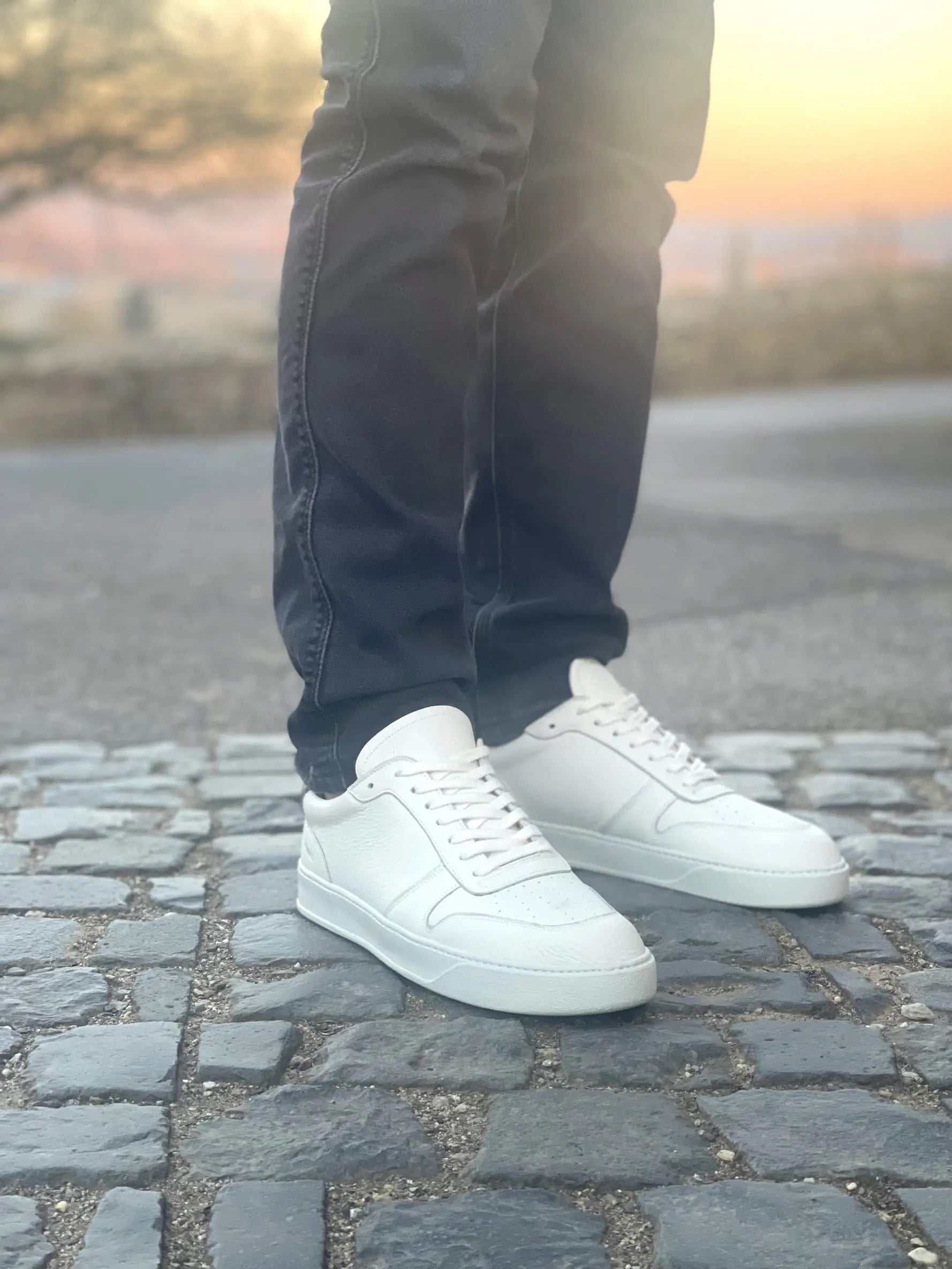 Weißer Sneaker welche komplett in Deutschland gefertigt wird.